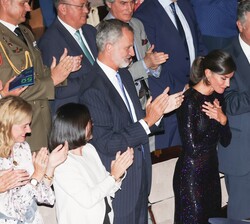 Su Majestad la Reina tras la interpretación del cumpleaños feliz por la Orquesta Nacional de España